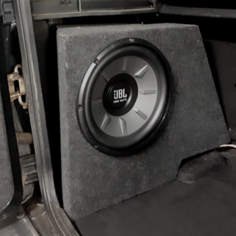 Короб под 12" сабвуфер B@3 2123 Chevrolet Niv@ (в левое крыло, 35 литров) купить недорого с доставкой в Красногорск